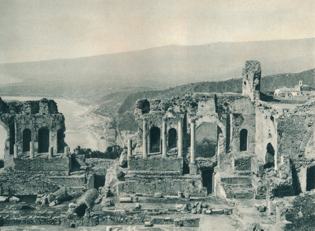 Podium en kleedkamer van het Griekse Theater, Taormina, Sicilië, Italië door Eugen Poppel