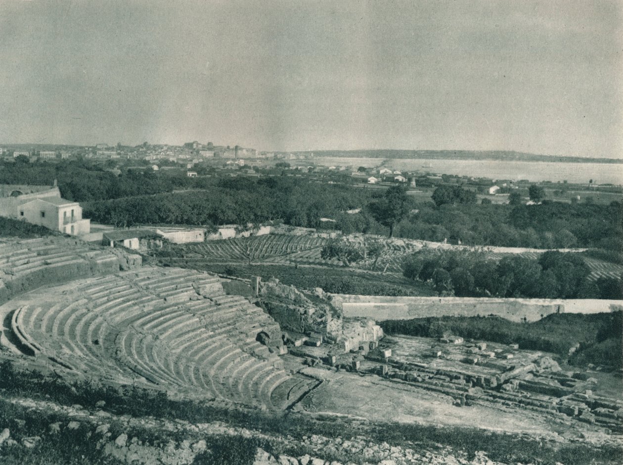 Uitzicht op de stad vanaf het Griekse theater, Syracuse, Sicilië, Italië, 1927 door Eugen Poppel