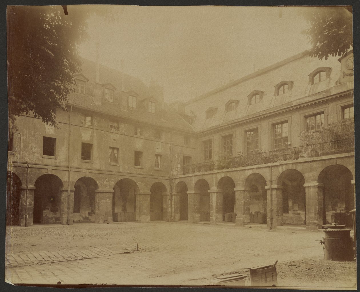 [Binnenplaats met arcaden] door Eugène Atget