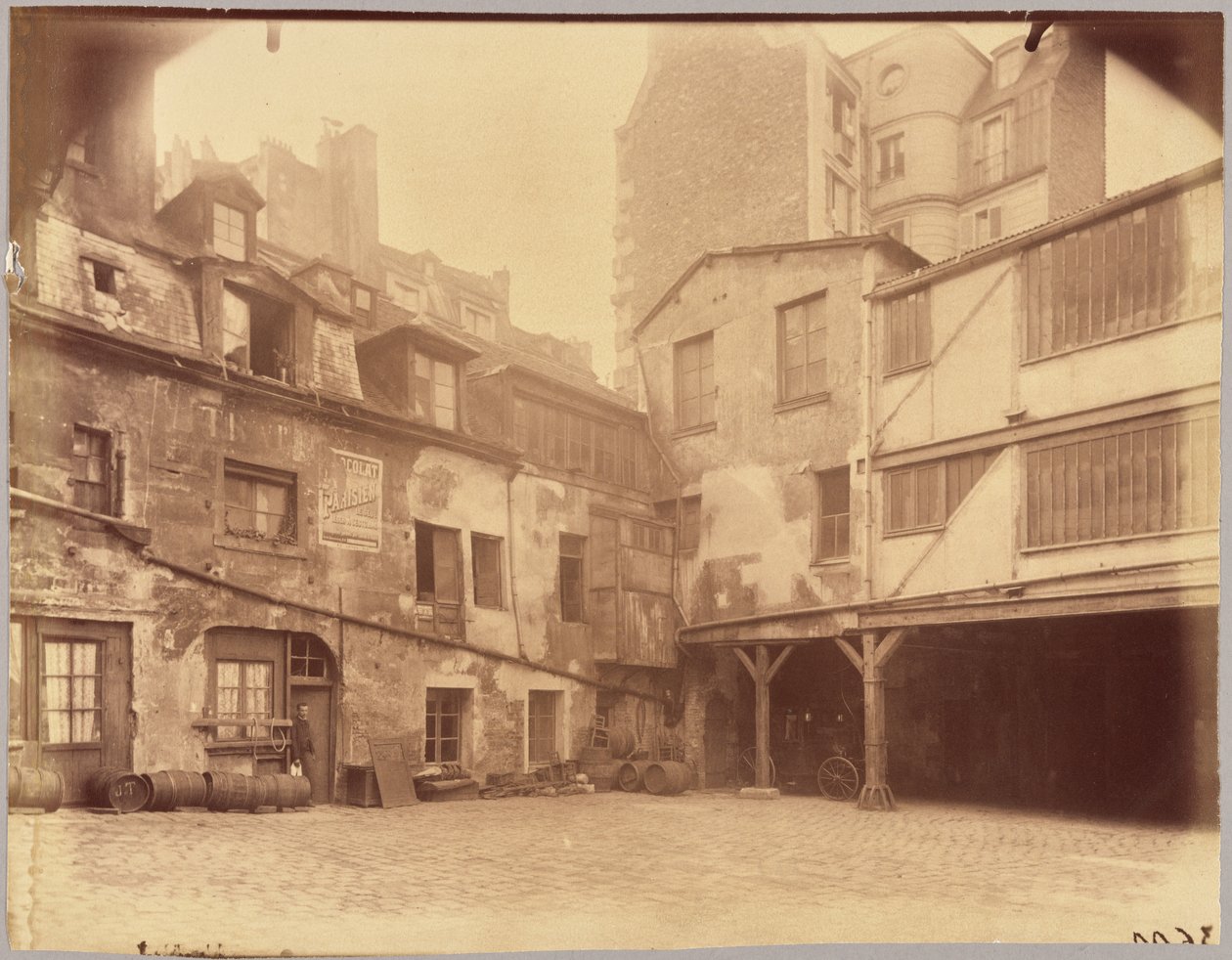 Herberg Het Witte Paard, rue Mazet 5 door Eugène Atget