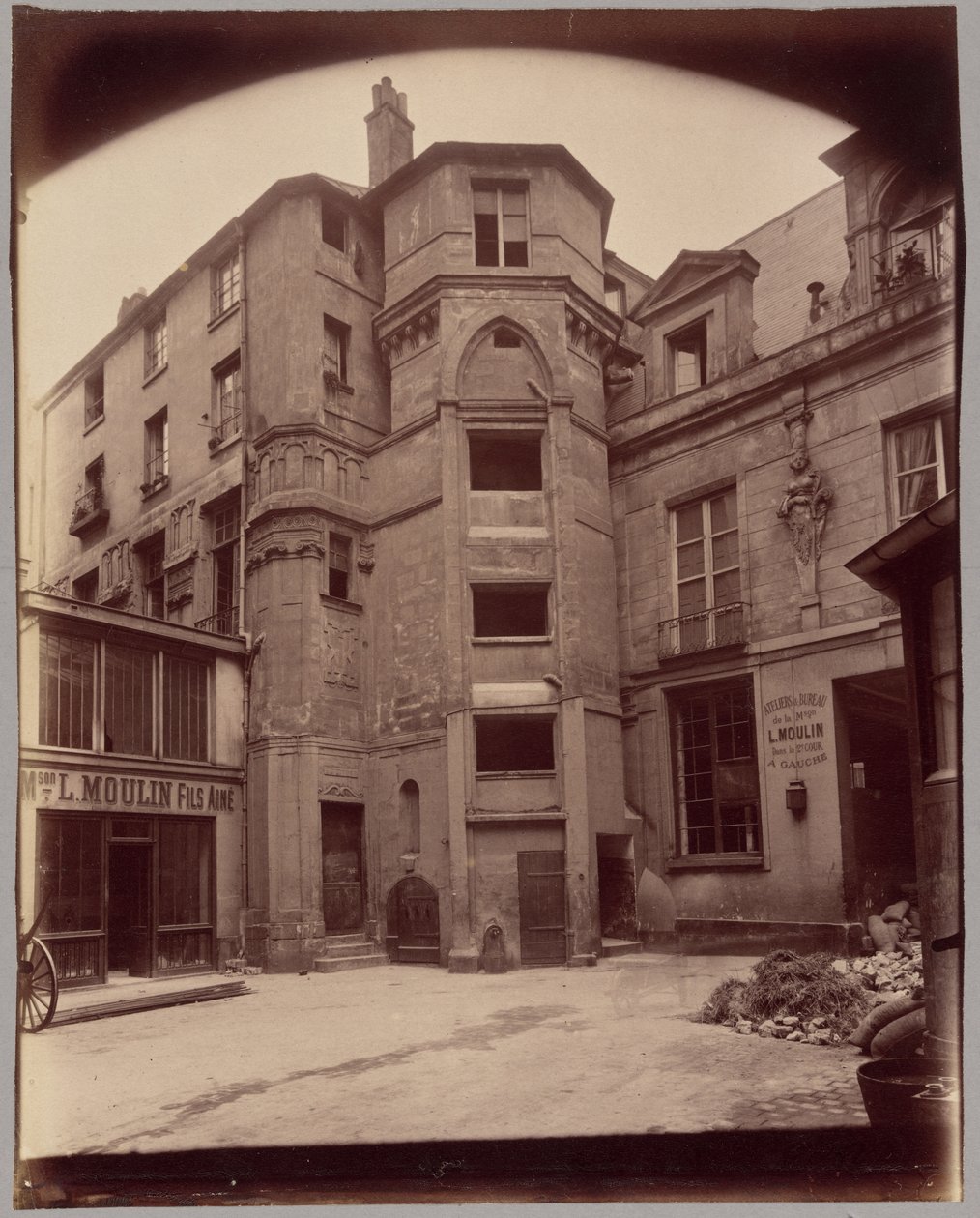 [Cour Charlemagne] door Eugène Atget