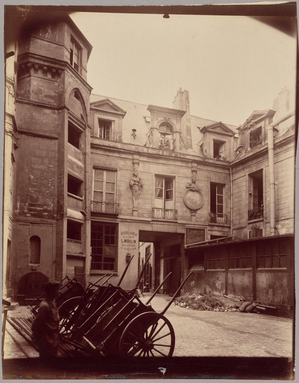 Cour Charlemagne, Hôtel du Prévot, Charlemagne-straat 16 door Eugène Atget