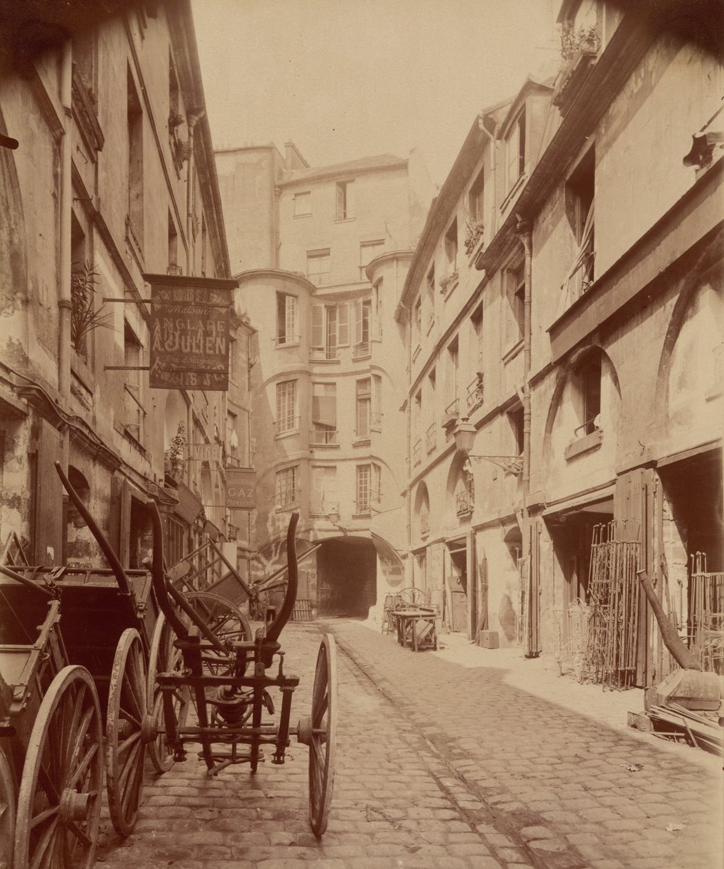 Cour du Dragon door Eugène Atget