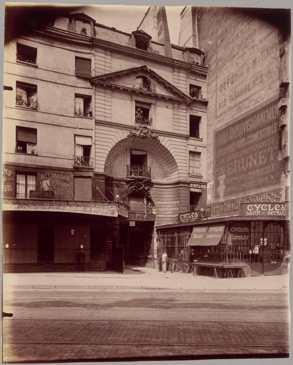 Cour du Dragon door Eugène Atget