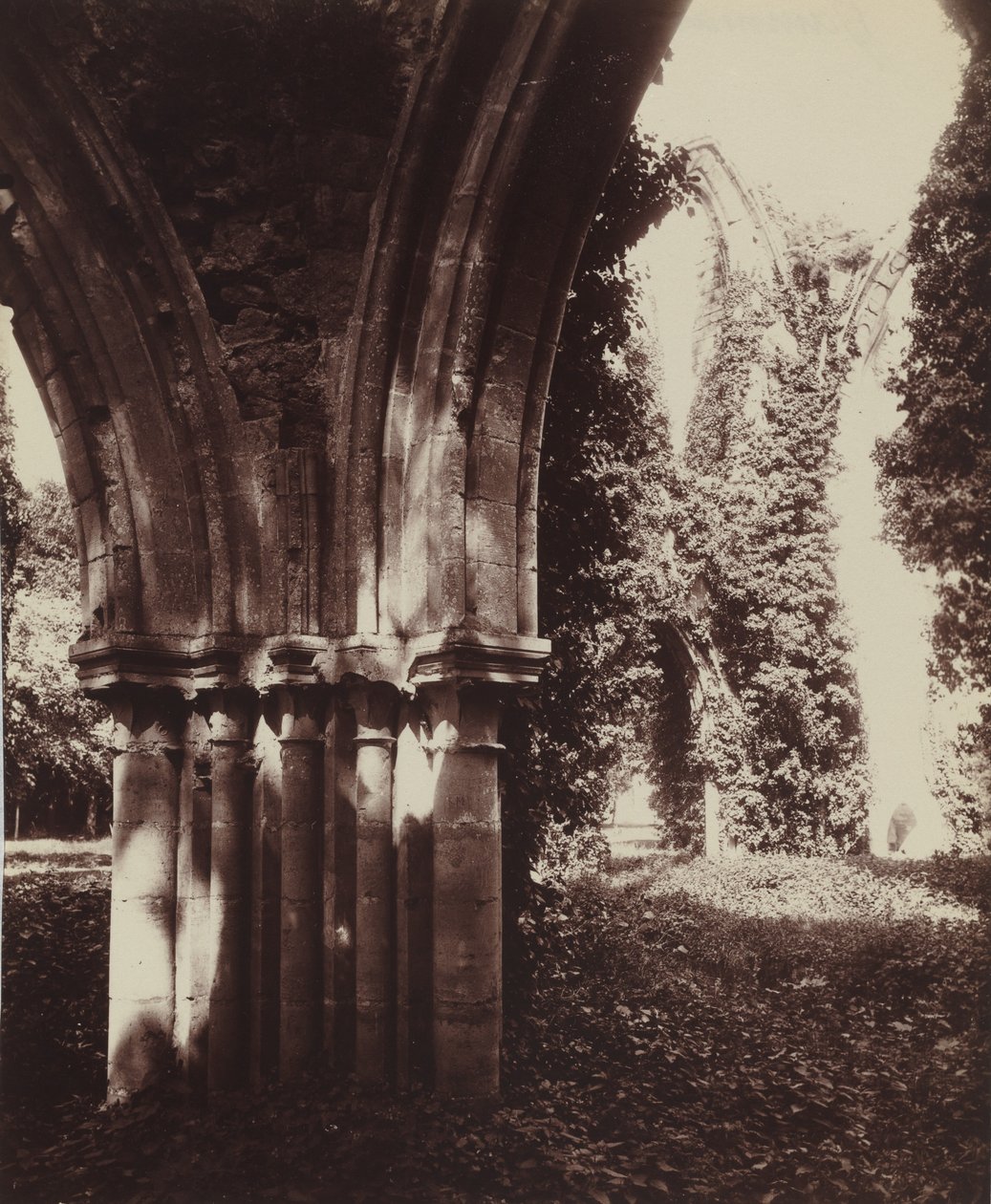 Dammarie-les-Lys, ruïnes,1910 (foto) door Eugène Atget