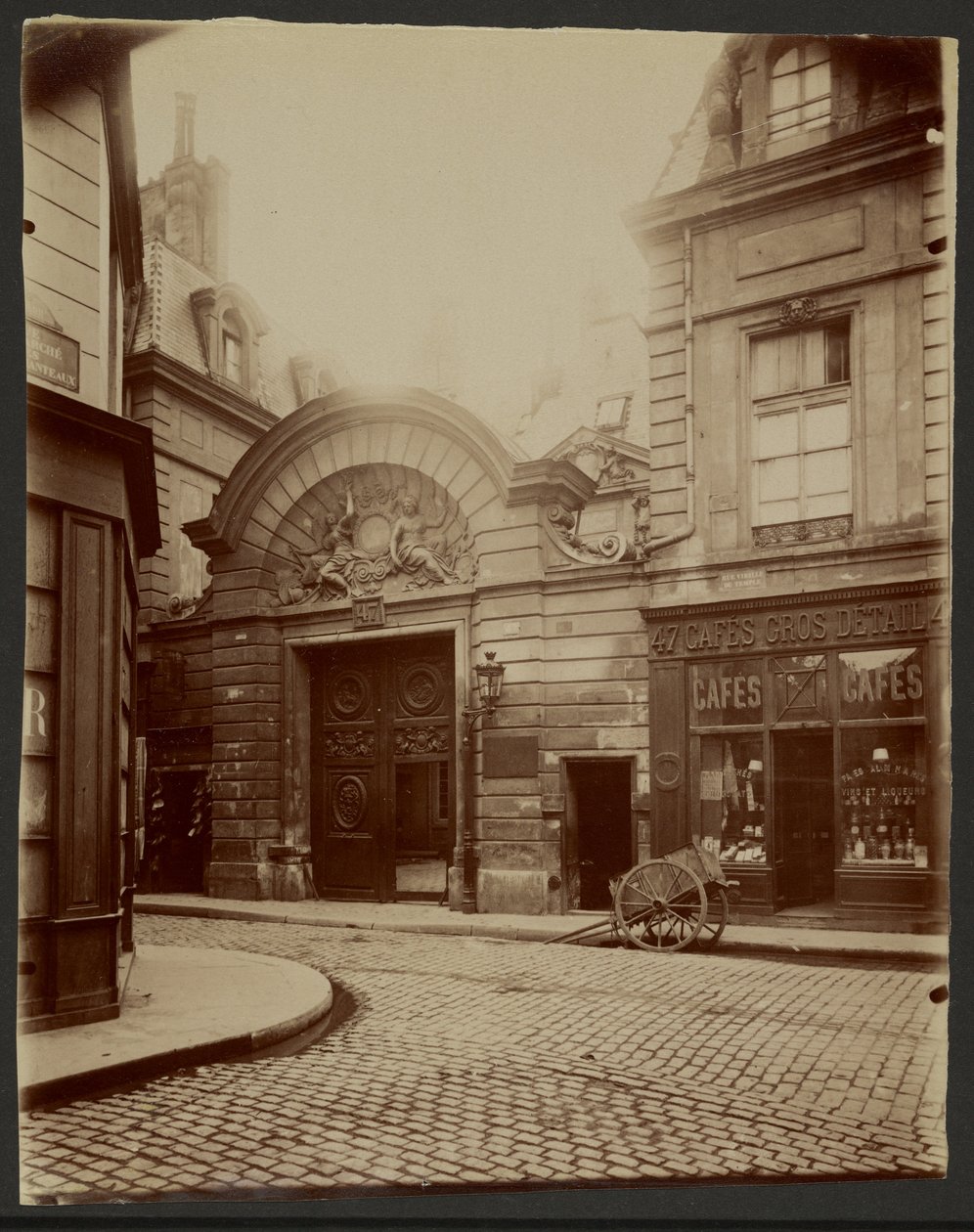Ingang van een herenhuis, Rue Vieille du Temple 47 door Eugène Atget