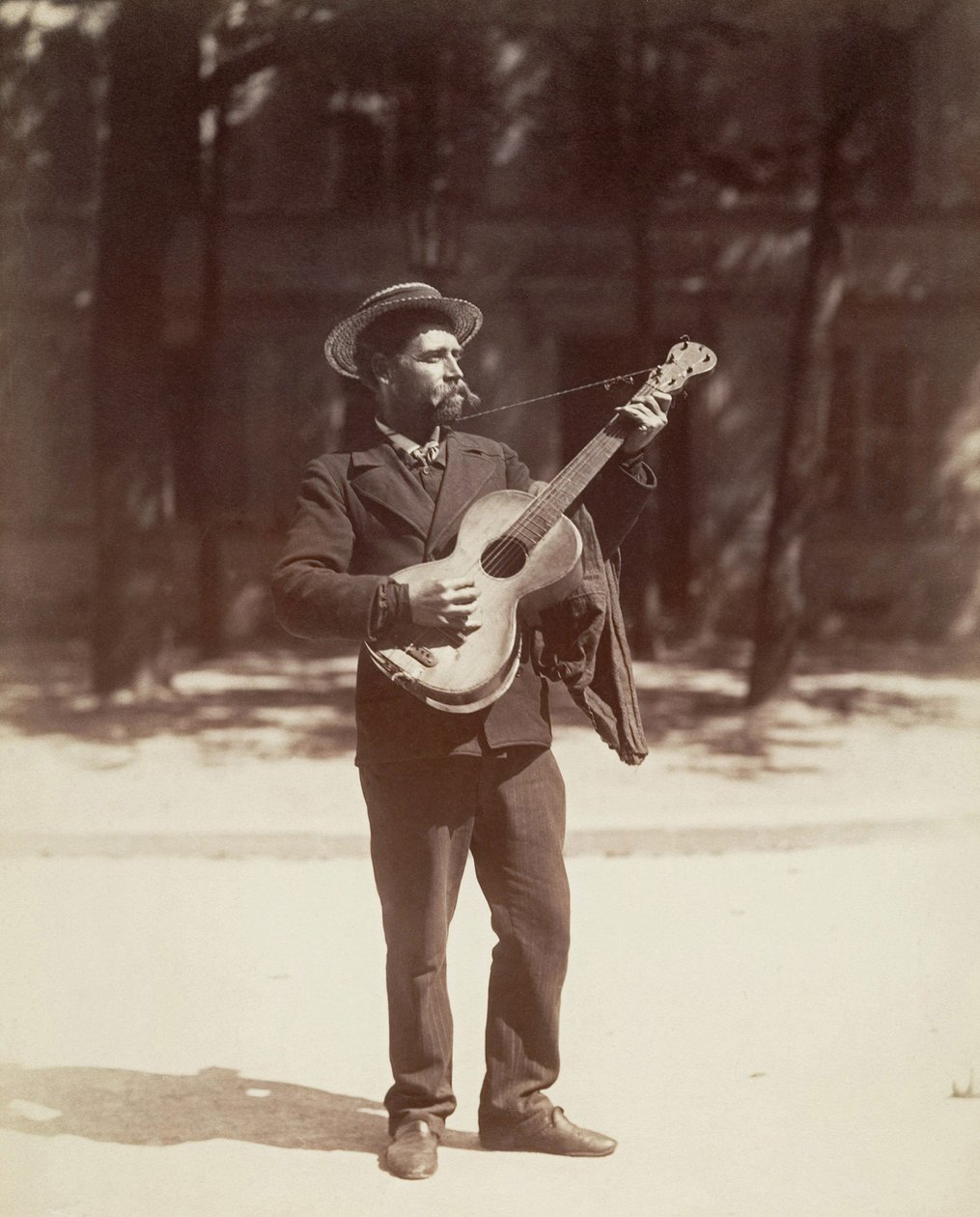Gitaarspeler, Parijs door Eugène Atget