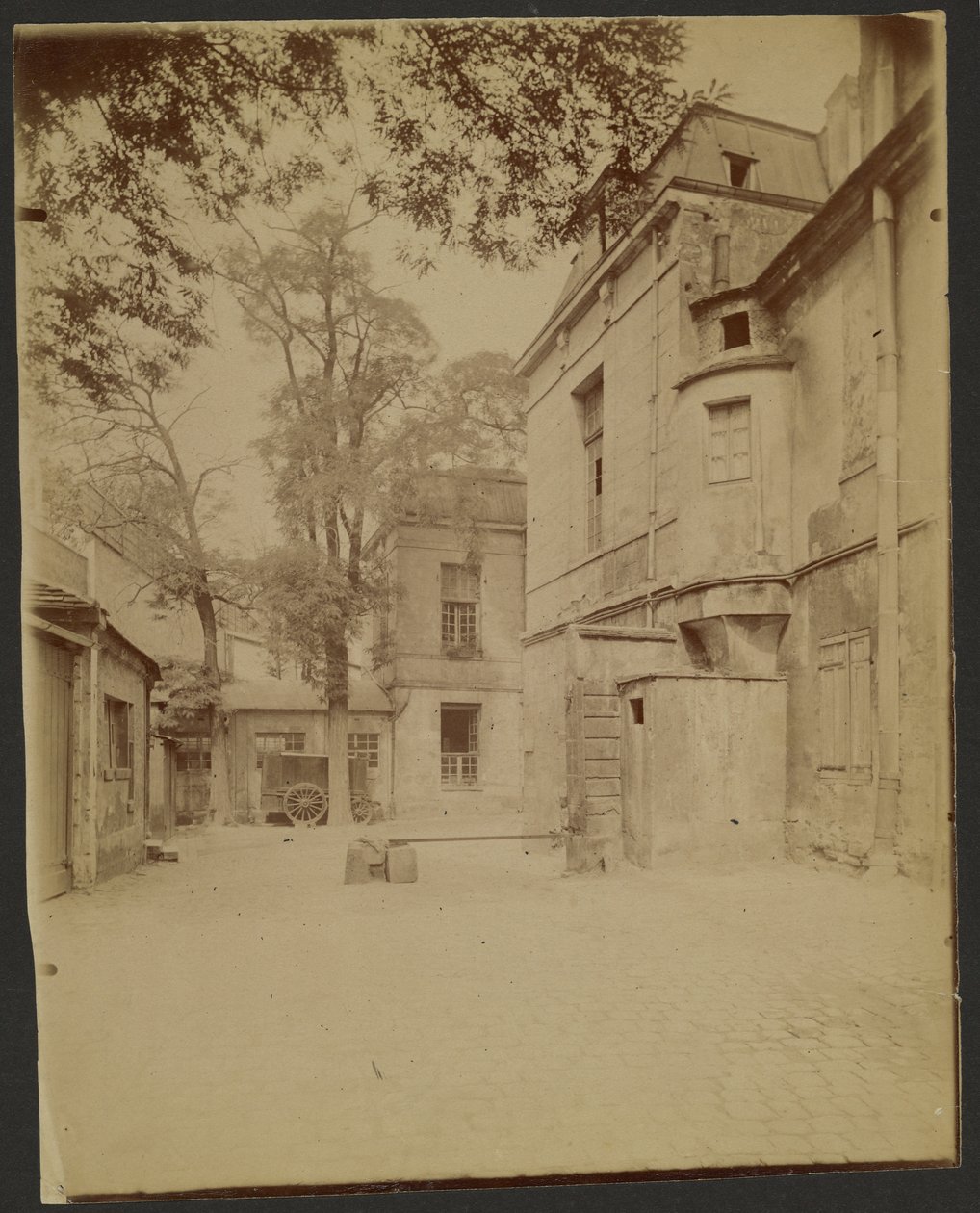 Hôtel Lavalière, Rue Saint-Jacques door Eugène Atget