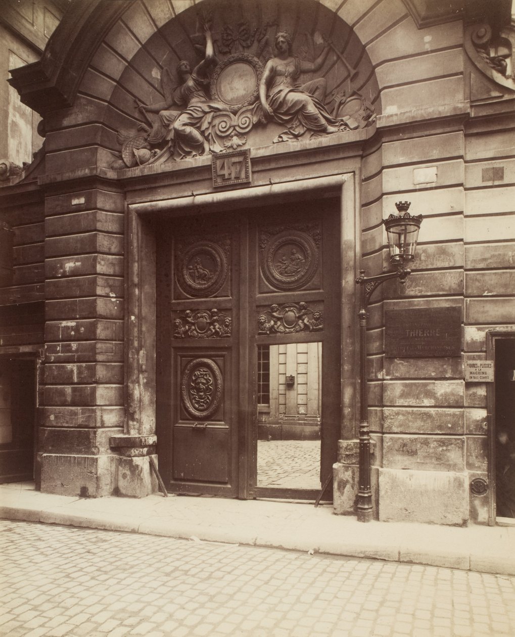 H√otel des Ambassadeurs de Hollande, 47 rue Vieille-du-Temple,1900 (foto) door Eugène Atget