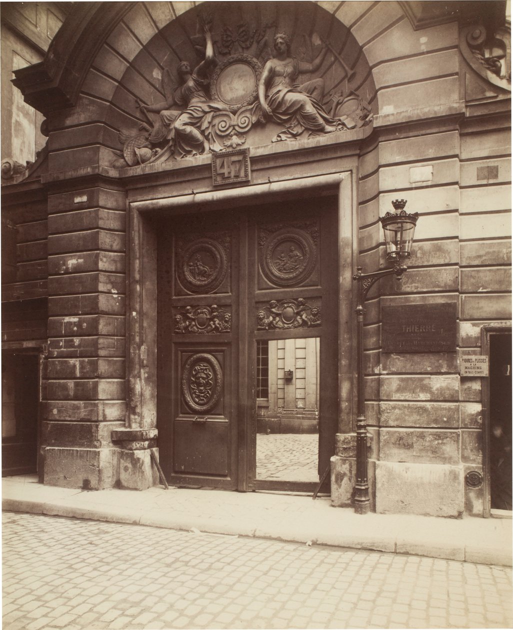 Hôtel des Ambassadeurs de Hollande, 47 rue Vieille-du-Temple door Eugène Atget