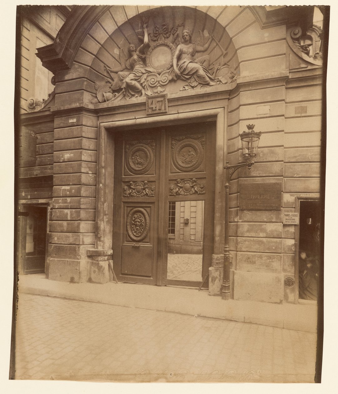 Hôtel des Ambassadeurs de Hollande, 47 rue Vieille-du-Temple door Eugène Atget