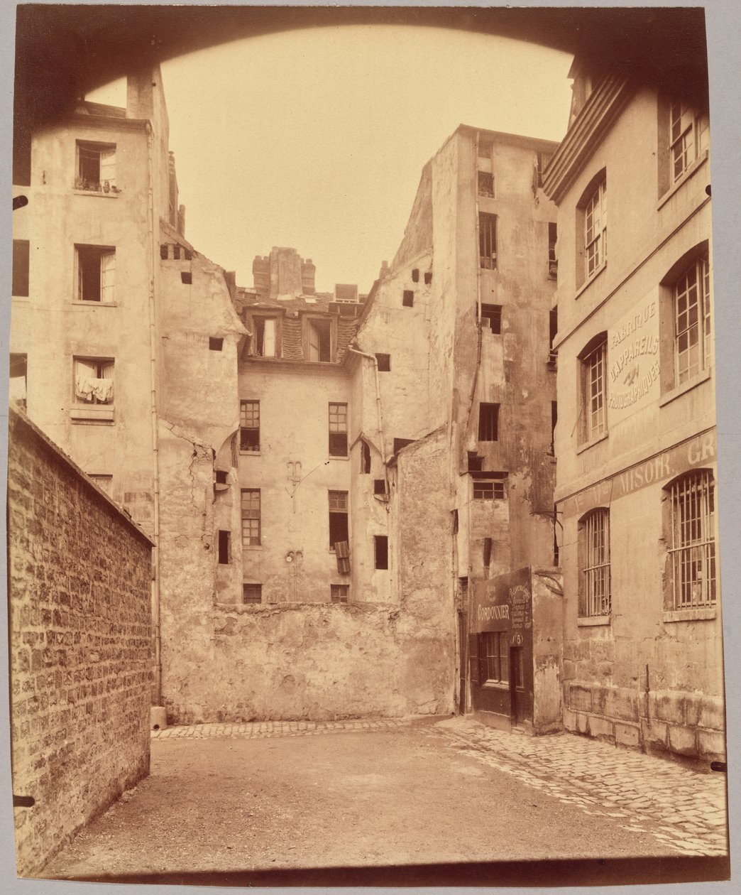 Doodlopende straat du Bœuf, rue Valette door Eugène Atget