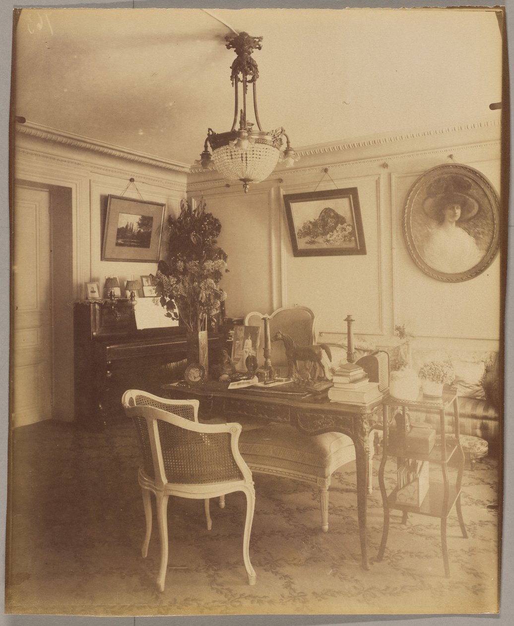 Interieur van de heer F., effectenmakelaar, rue Montaigne door Eugène Atget