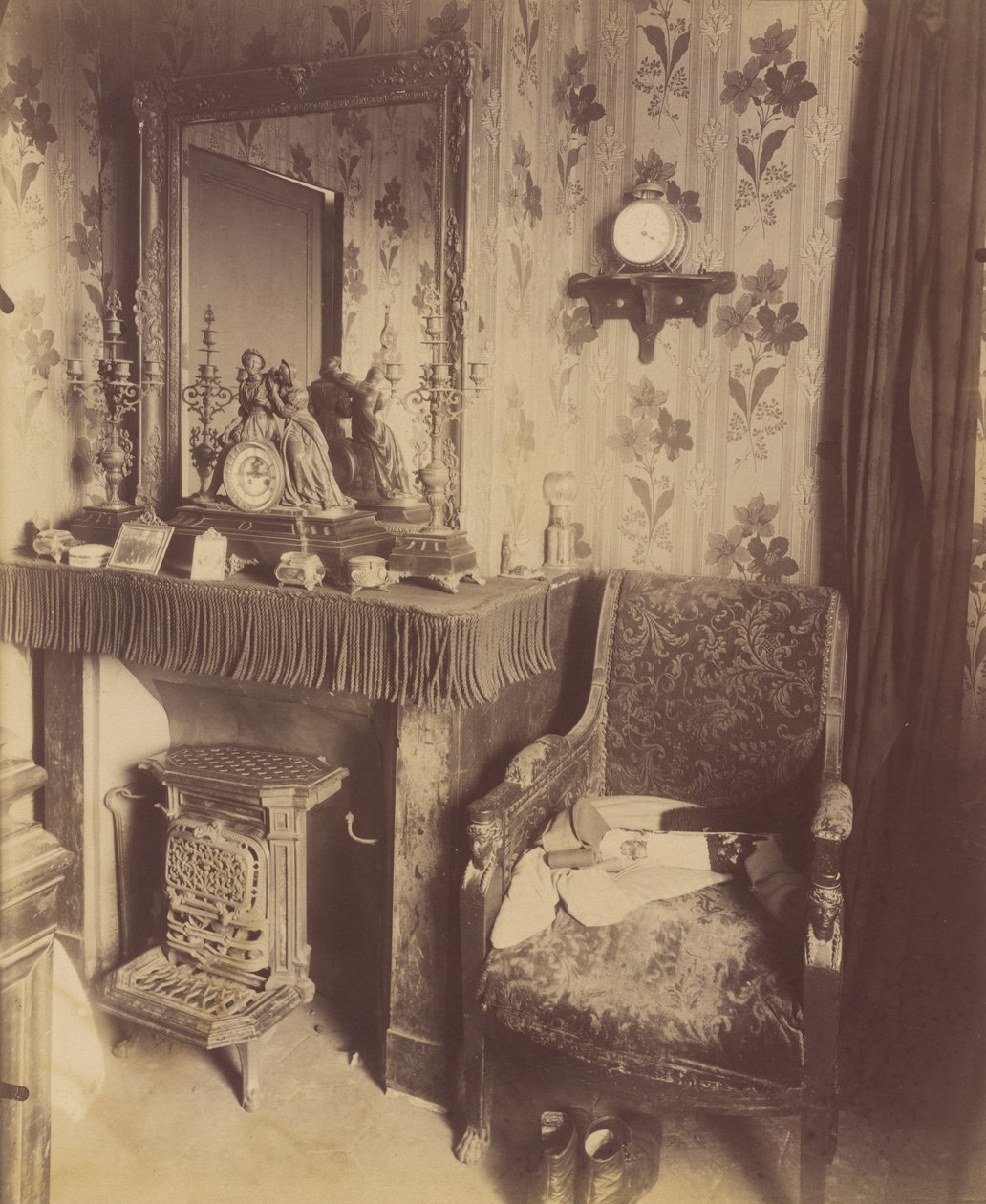 Interieur van een arbeiderswoning, rue de Romainville,1909-10 (foto) door Eugène Atget