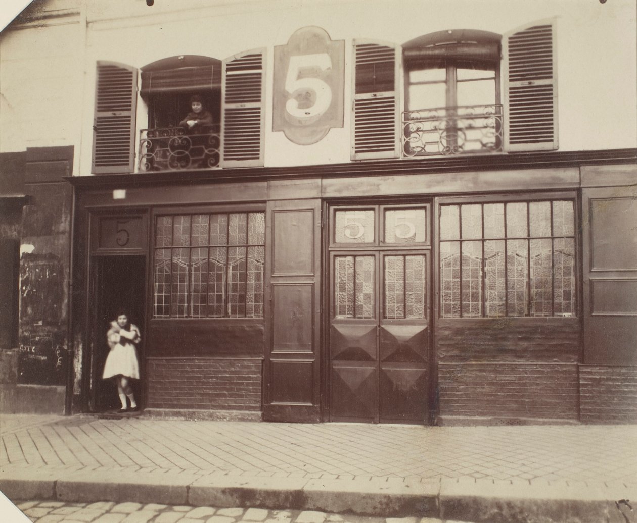 Huis in Versailles door Eugène Atget