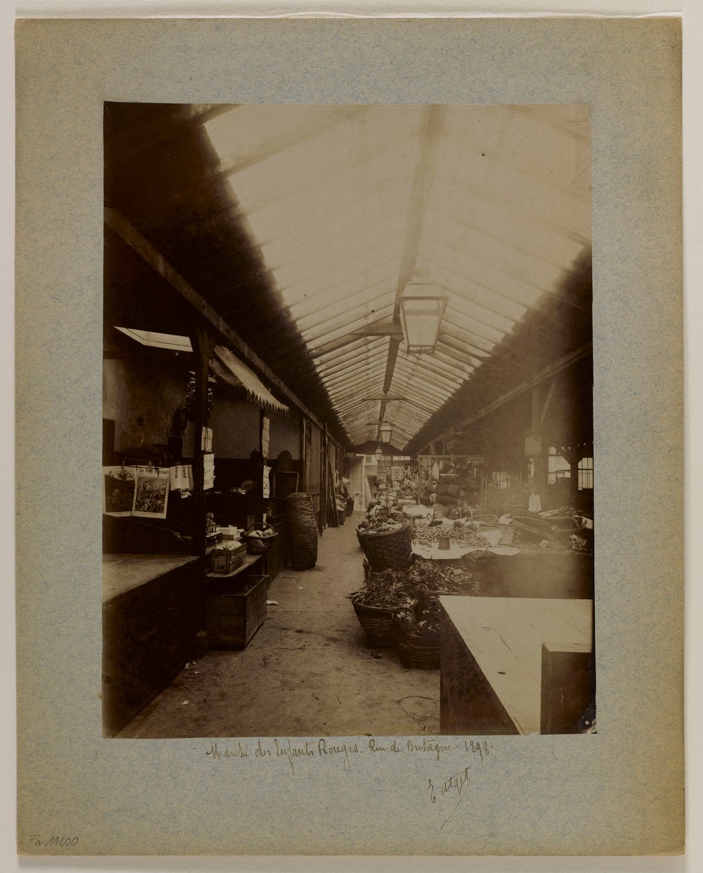 Marché des Enfants-Rouges, rue de Bretagne, 3e arrondissement, Parijs door Eugène Atget