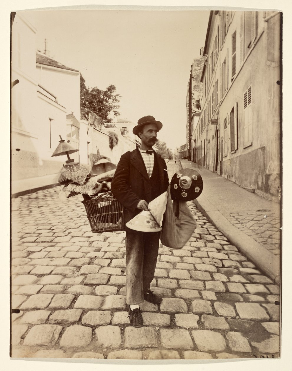 Lampenhandelaar door Eugène Atget