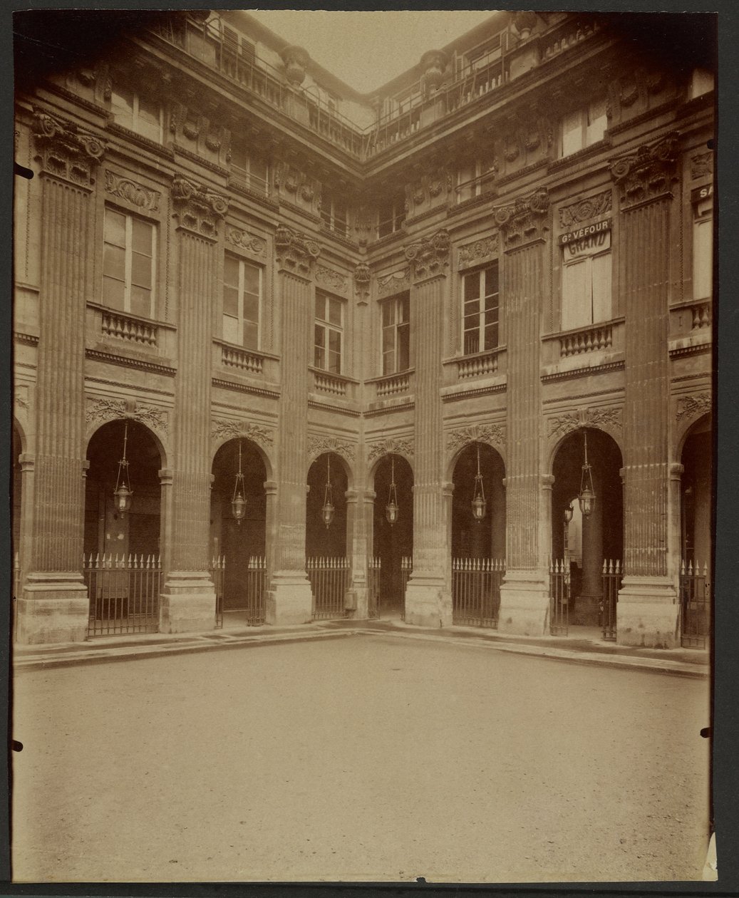 Palais-Royal door Eugène Atget