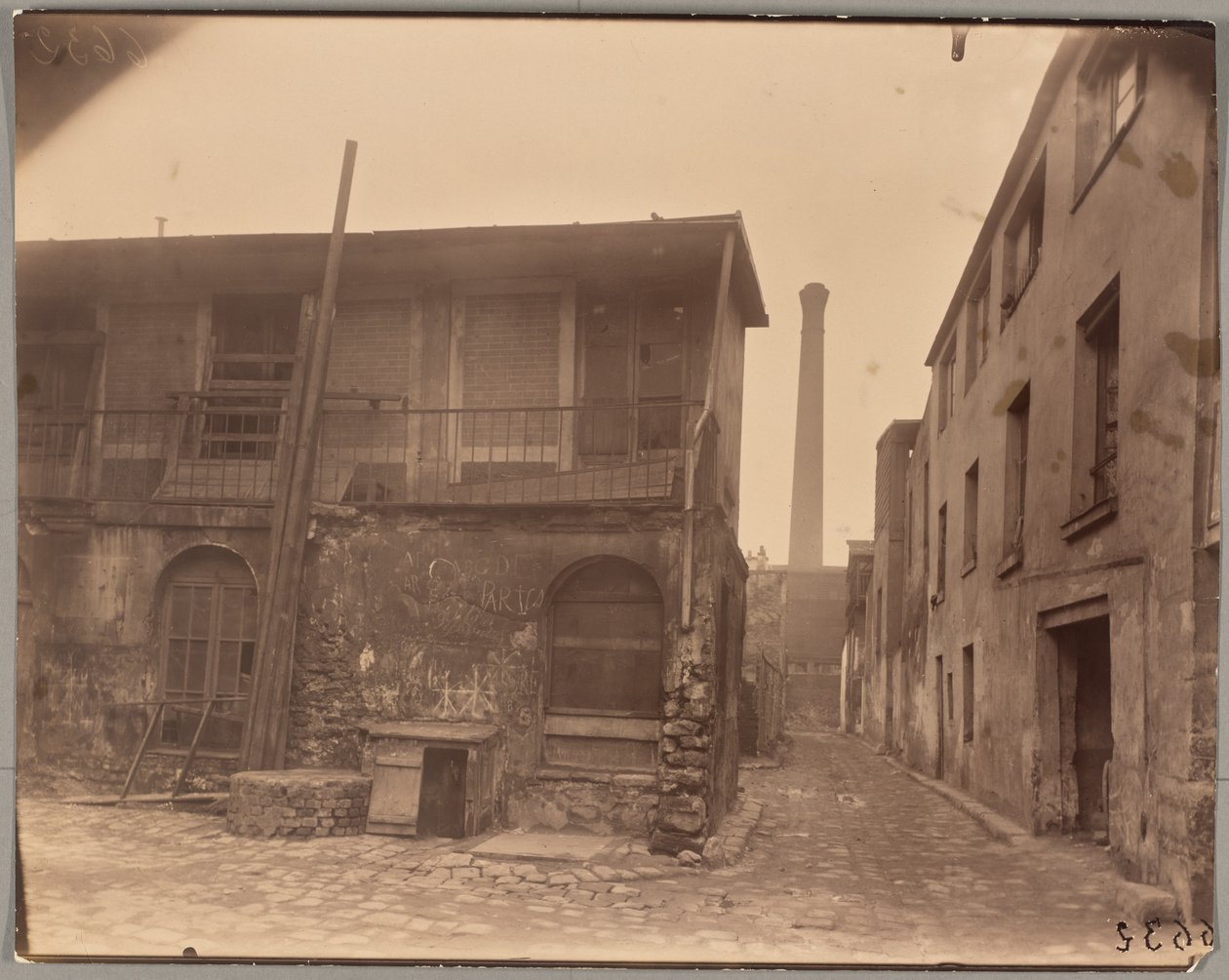 Passage Moret, steegje van de Gobelins door Eugène Atget