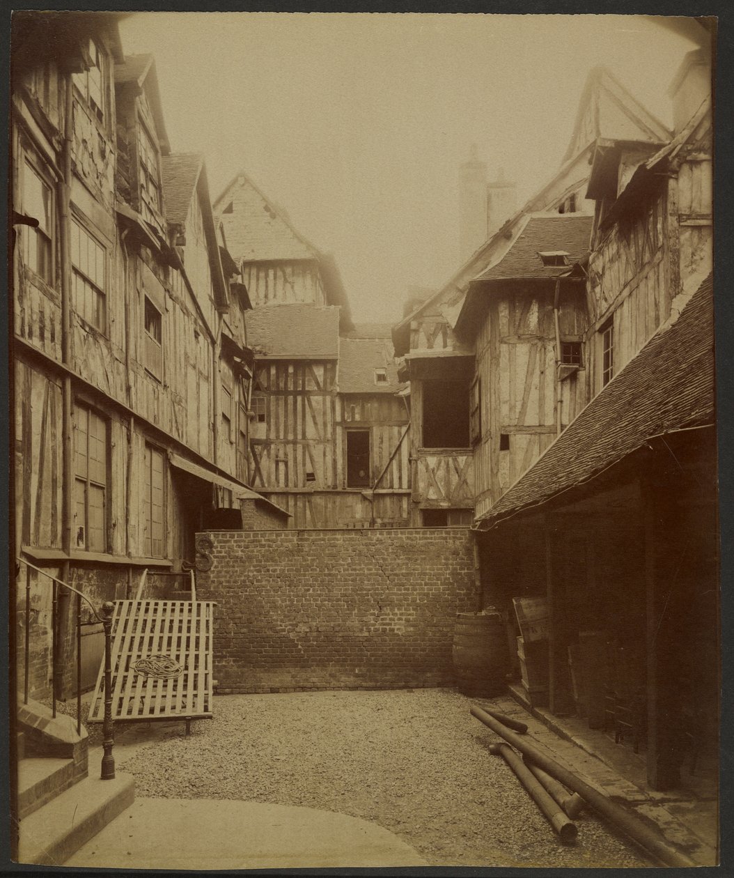 Rouen, binnenplaats in de Rue Martainville door Eugène Atget