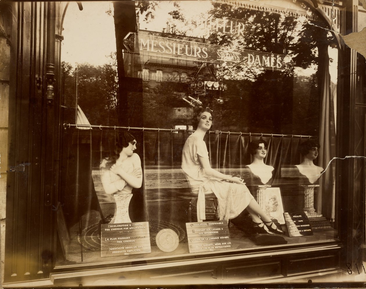 [Kapperszaak] door Eugène Atget