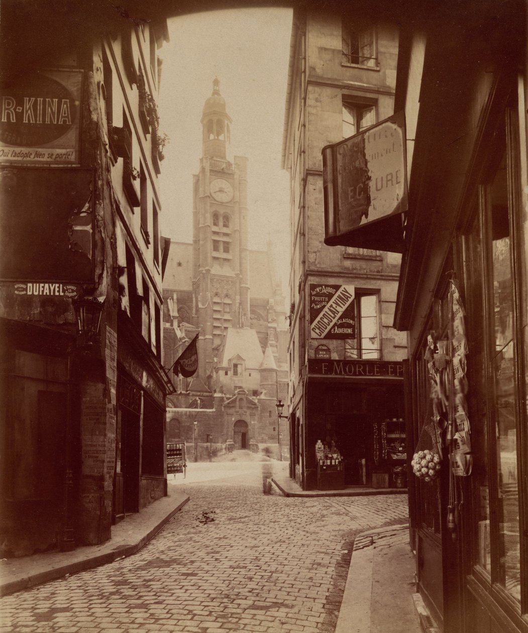 St. Etienne du Mont, rue de la Montagne Sainte Genevi√®ve (St. √âtienne du Mont, straat Montagne Sainte Genevi√®ve),1898 (foto) door Eugène Atget