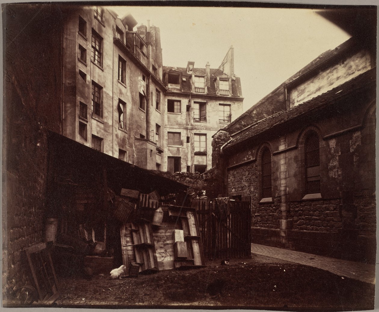 Een hoek van de binnenplaats, Saint-Julien-le-Pauvre, Parijs door Eugène Atget