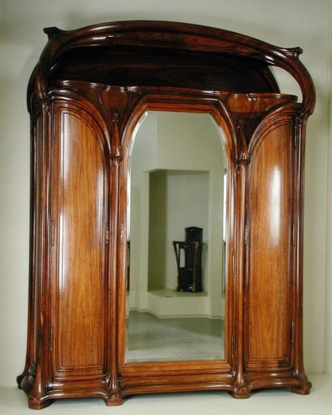 Kledingkast met een centrale spiegel, ca. 1900 door Eugene Vallin