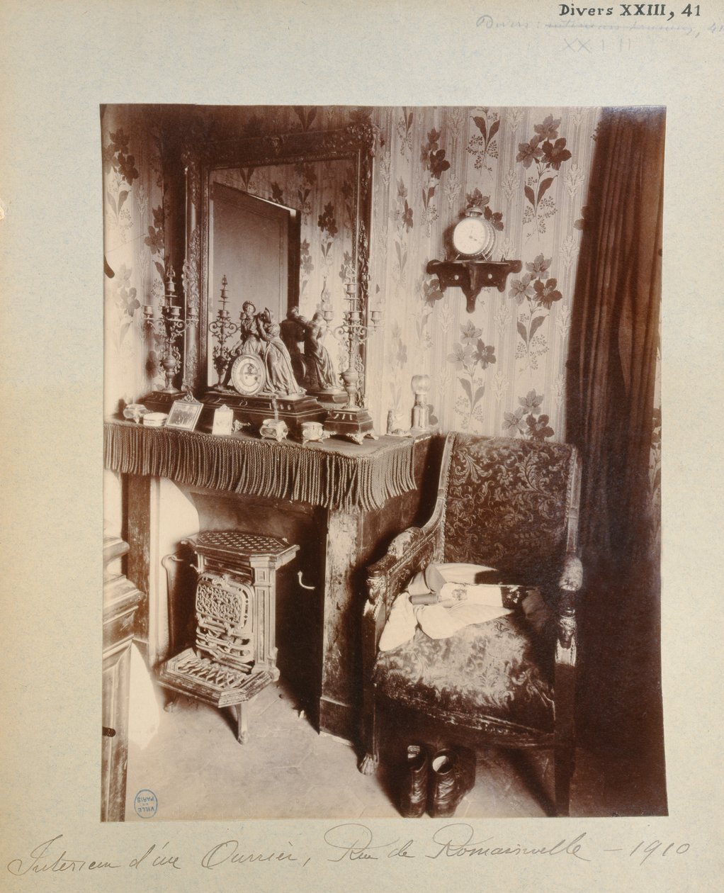 Interieur van een arbeiderswoning in de rue de Romainville, Parijs, 1910 door Eugène Atget
