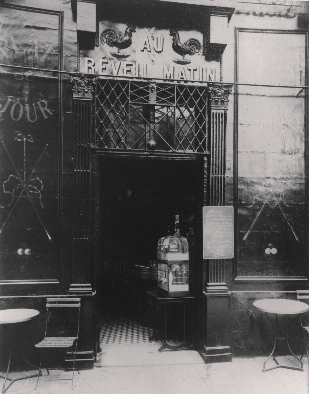 Au Réveil Matin, rue Amelot, 11e Arrondissement, Parijs door Eugène Atget