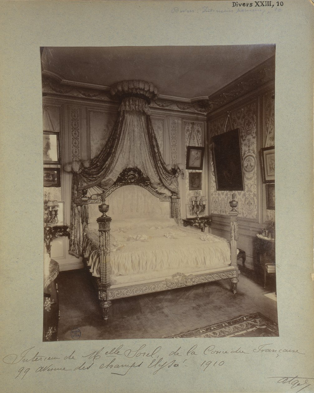 Slaapkamer van Cecile Sorel op 99 Avenue des Champs Elysees, 1910 door Eugène Atget
