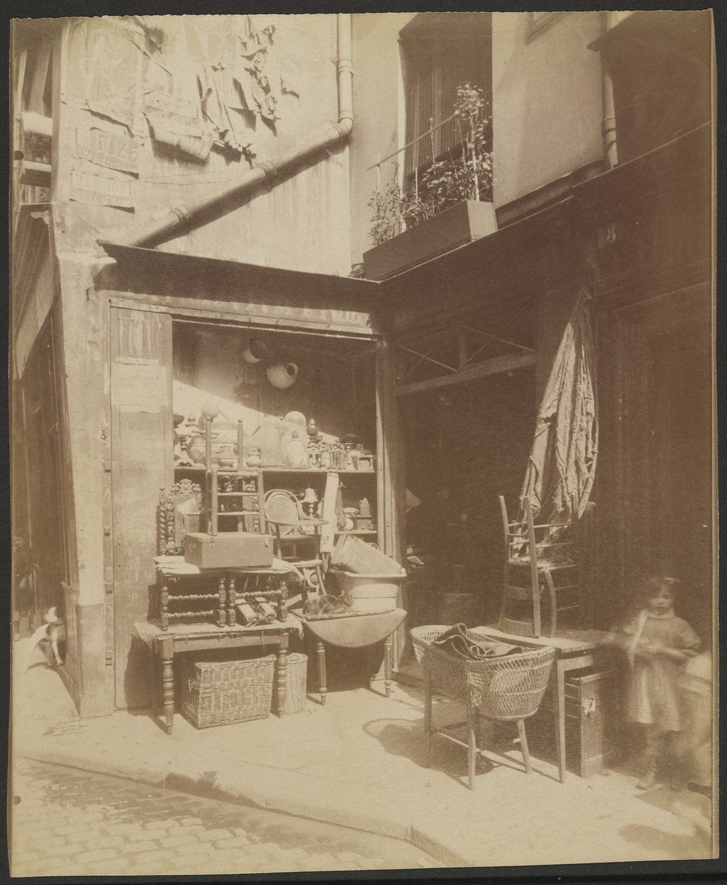 Brocanteur, Un Coin de la Rue Beaubourg, 8 (4) door Eugène Atget