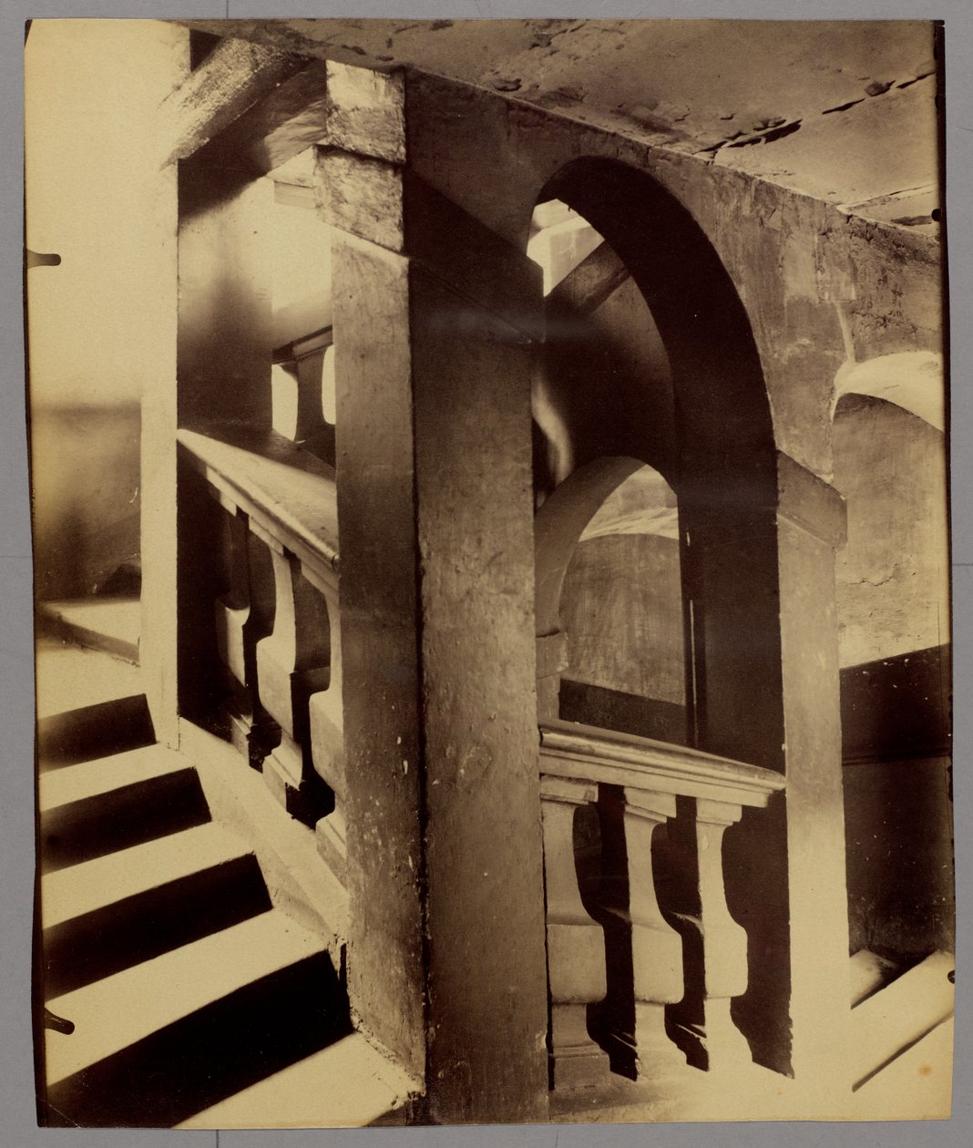 Trappenhuis, 25 rue des Blancs-Manteaux door Eugène Atget
