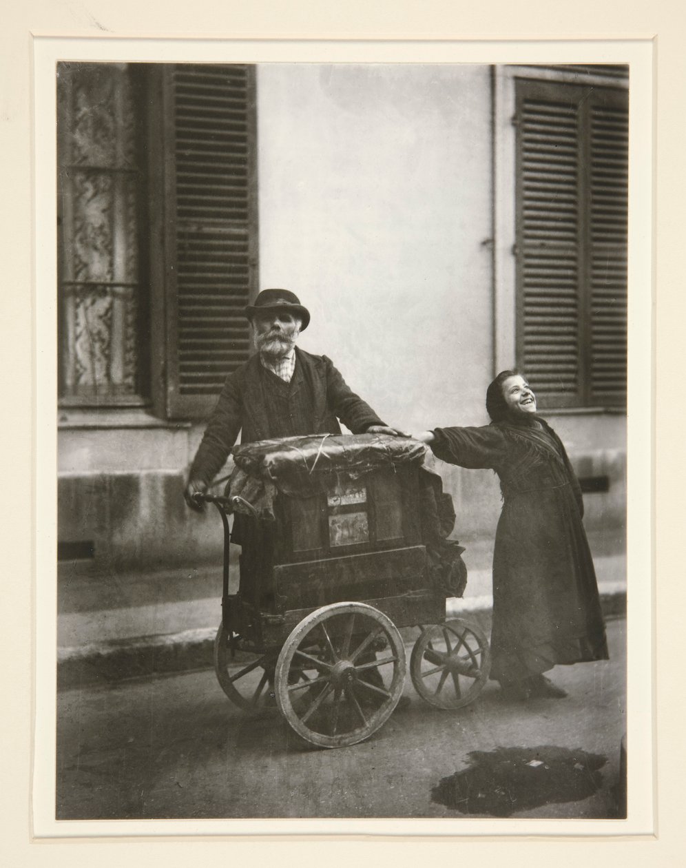 Joueur d door Eugène Atget