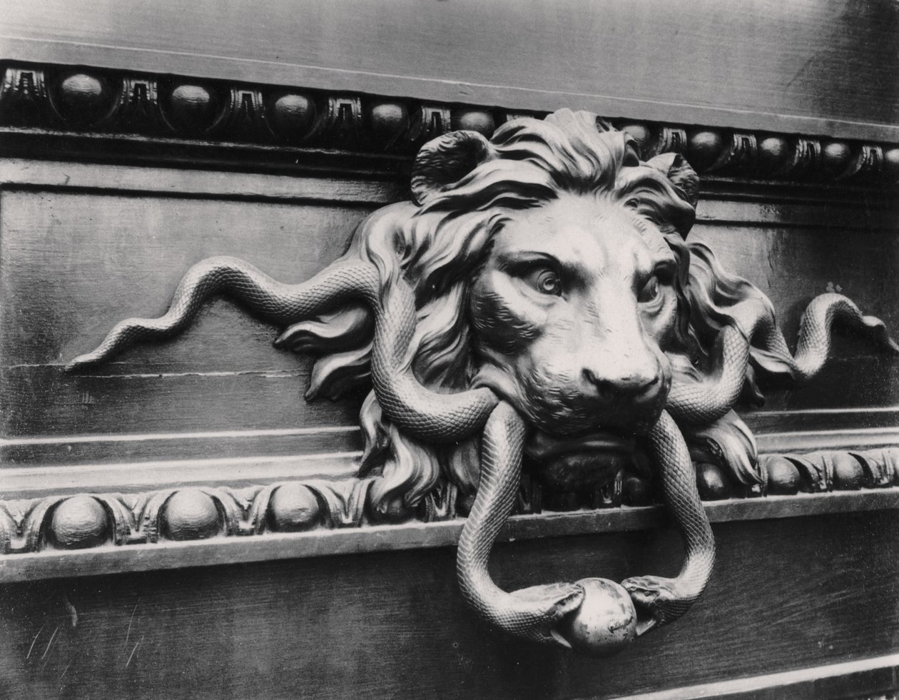 Leeuwen deurklopper, Parijs door Eugène Atget