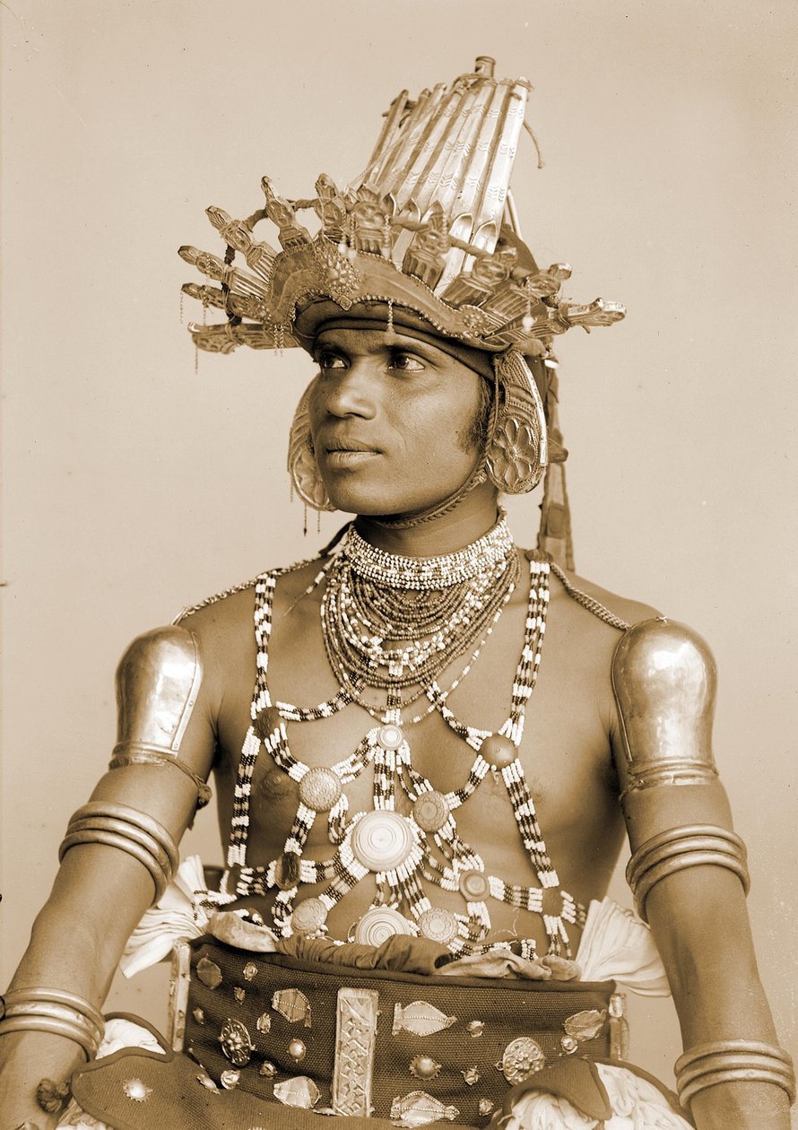 Portret van een Sri Lankaanse Danser met gegraveerde zilveren helm, c.1890 door Eugène Trutat