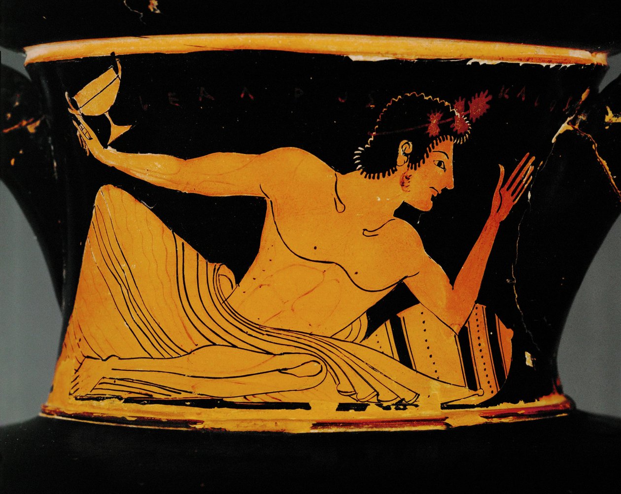 Ephebe met beker en vaas ... door Euphronios