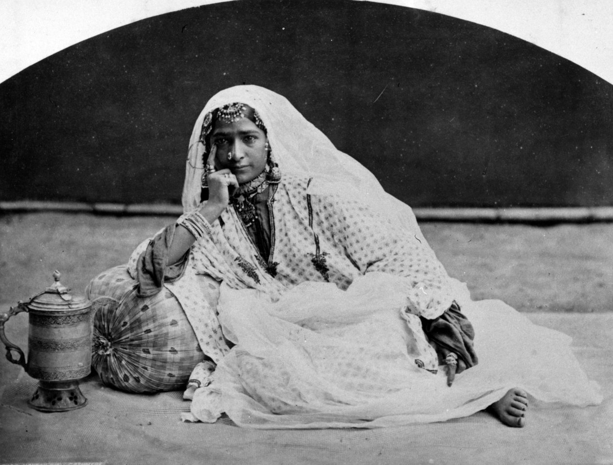 Kashmiri Nautch meisje, ca. 1860s door European Photographer