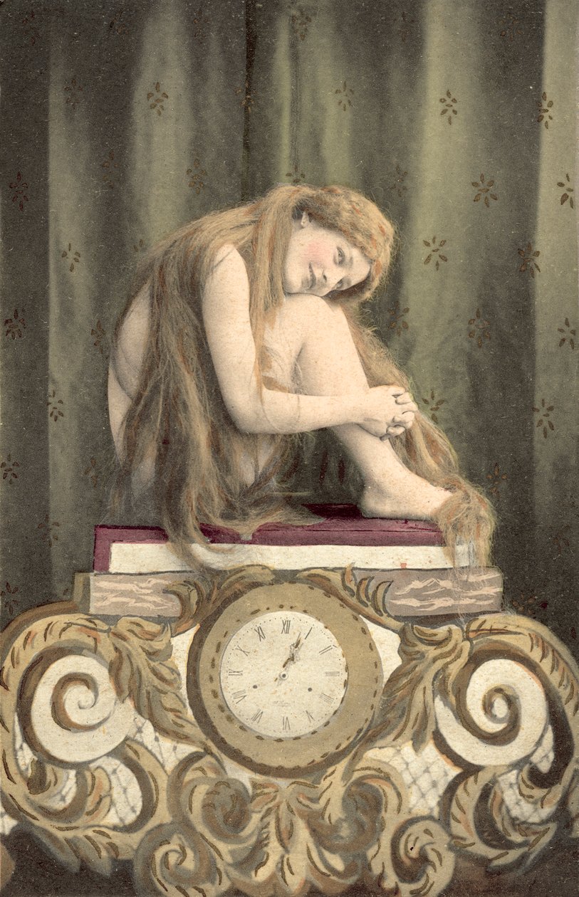 Portret van een meisje zittend boven een klok (kleurenlitho) door European School
