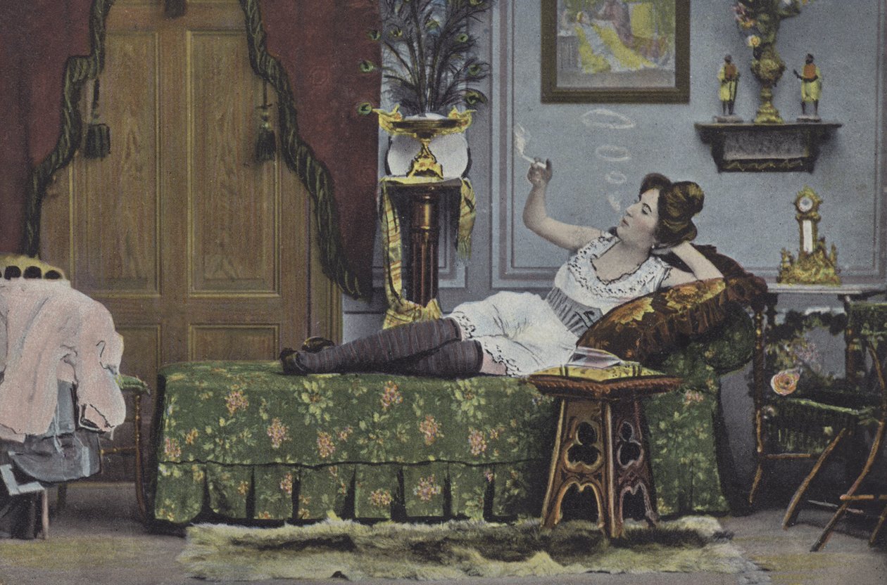 Rokende vrouw op een chaise longue (kleurenfoto) door European School