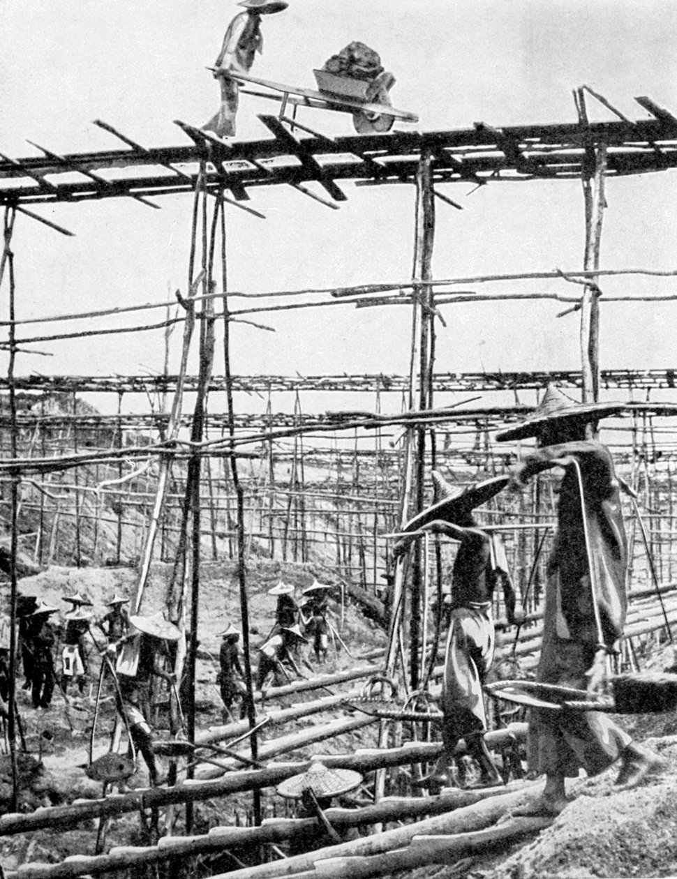 Primitieve methoden in het rijkste tin district ter wereld, Taiping, China door Ewing Galloway