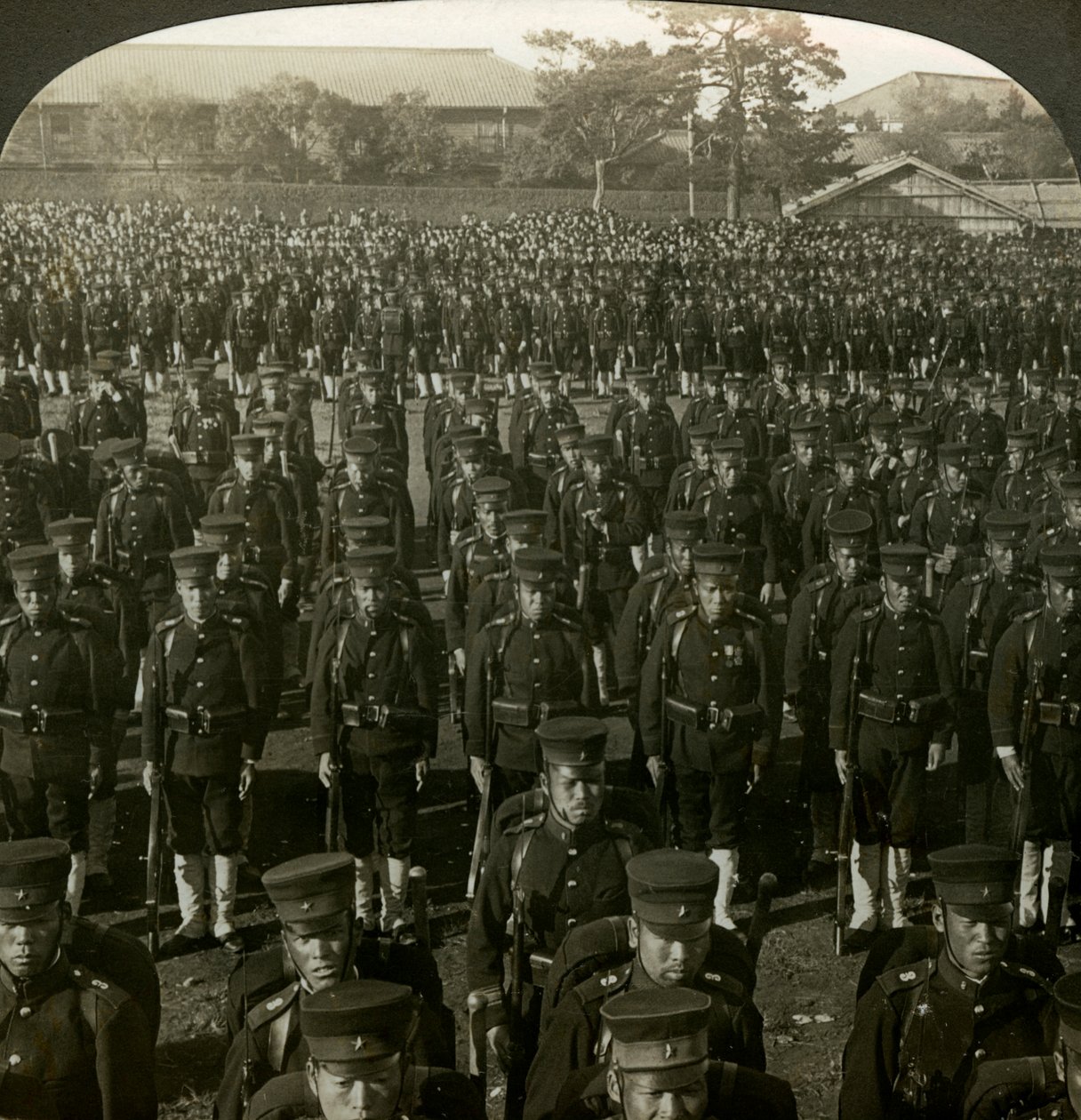 Japanse infanterie bij de verjaardag van de keizer, Tokio, Japan door Excelsior Stereoscopic Tours
