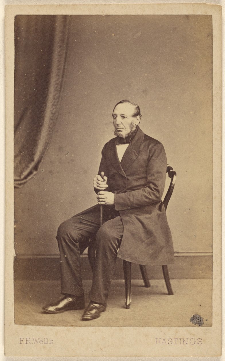 [Ongeïdentificeerde oudere man met baard zonder snor, zittend]. door F.R. Wells