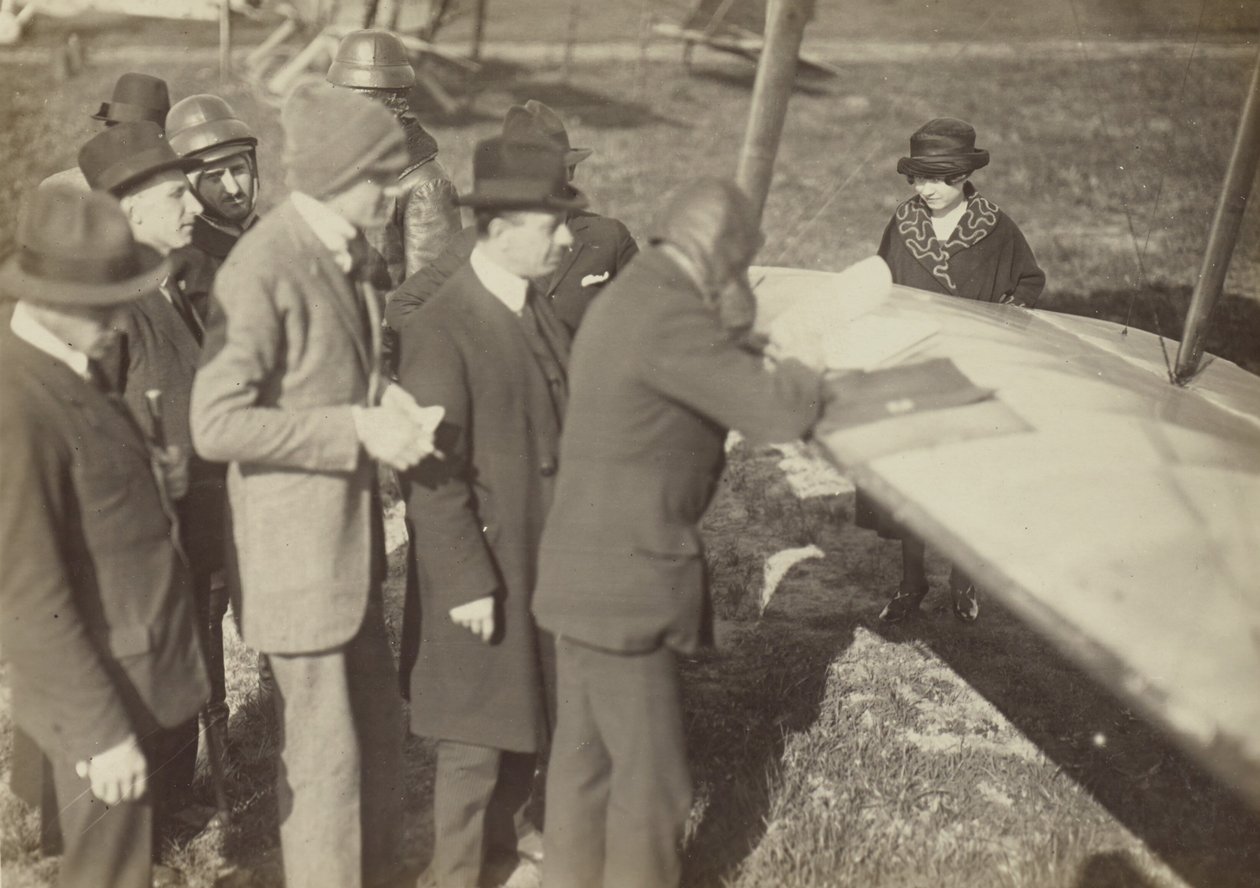 [Groep rond de rand van een vleugel van een Caproni Ca. 3 (vliegtuig)]. door Fedele Azari