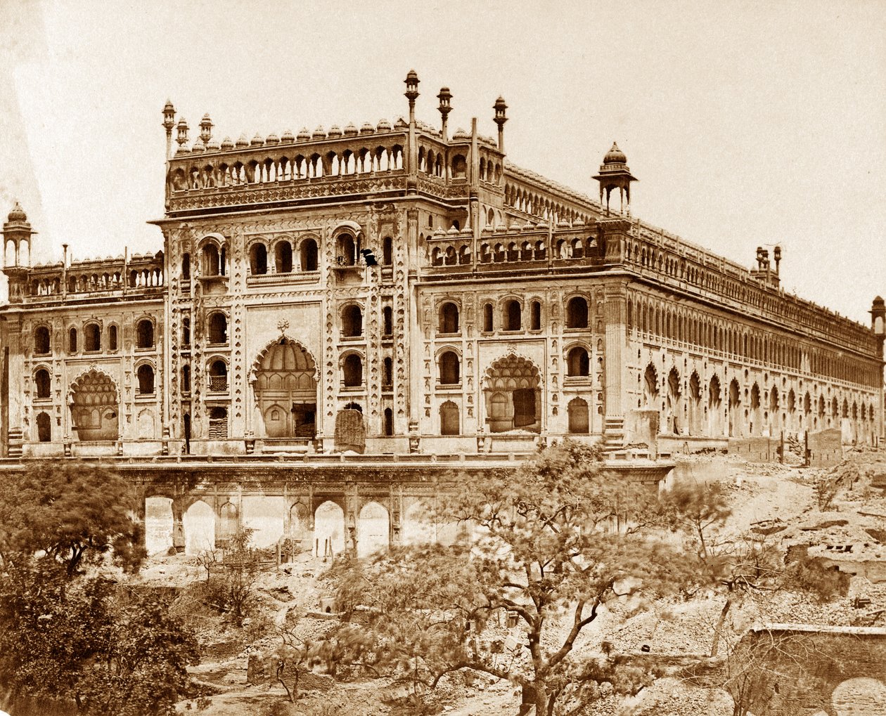 Exterieur van Asoph-ou Dowlahs Emambara en terreinen, Lucknow door Felice Beato