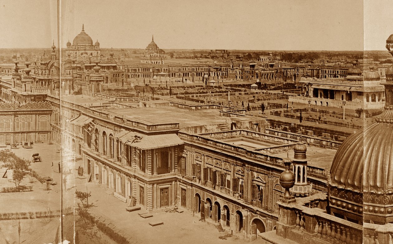 Panoramisch uitzicht op de binnenplaatsen van de Residentie, Lucknow door Felice Beato