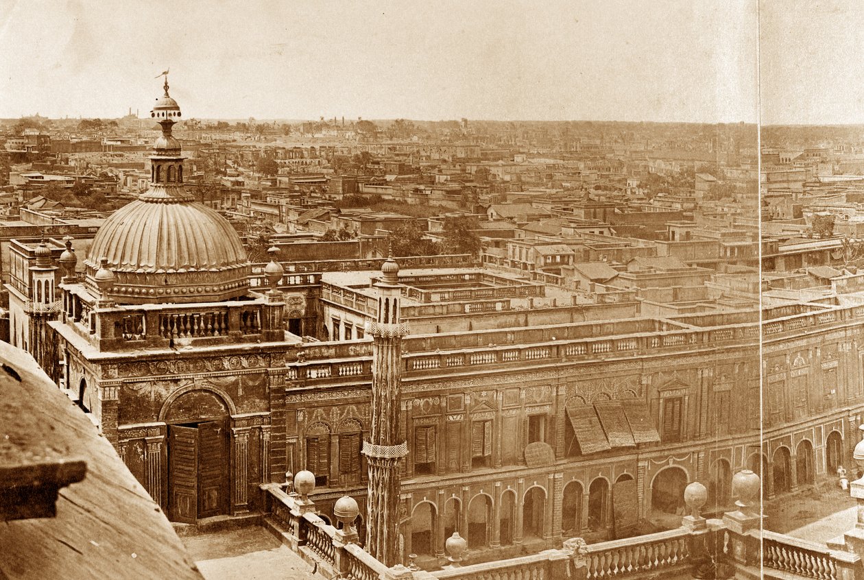 Panoramisch uitzicht op de binnenplaatsen van de Residency, Lucknow door Felice Beato