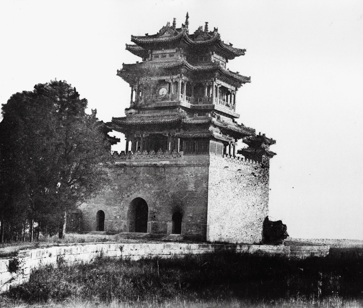Het Belvedere van de God van Literatuur in het Zomerpaleis, Beijing, 1860 door Felice Beato