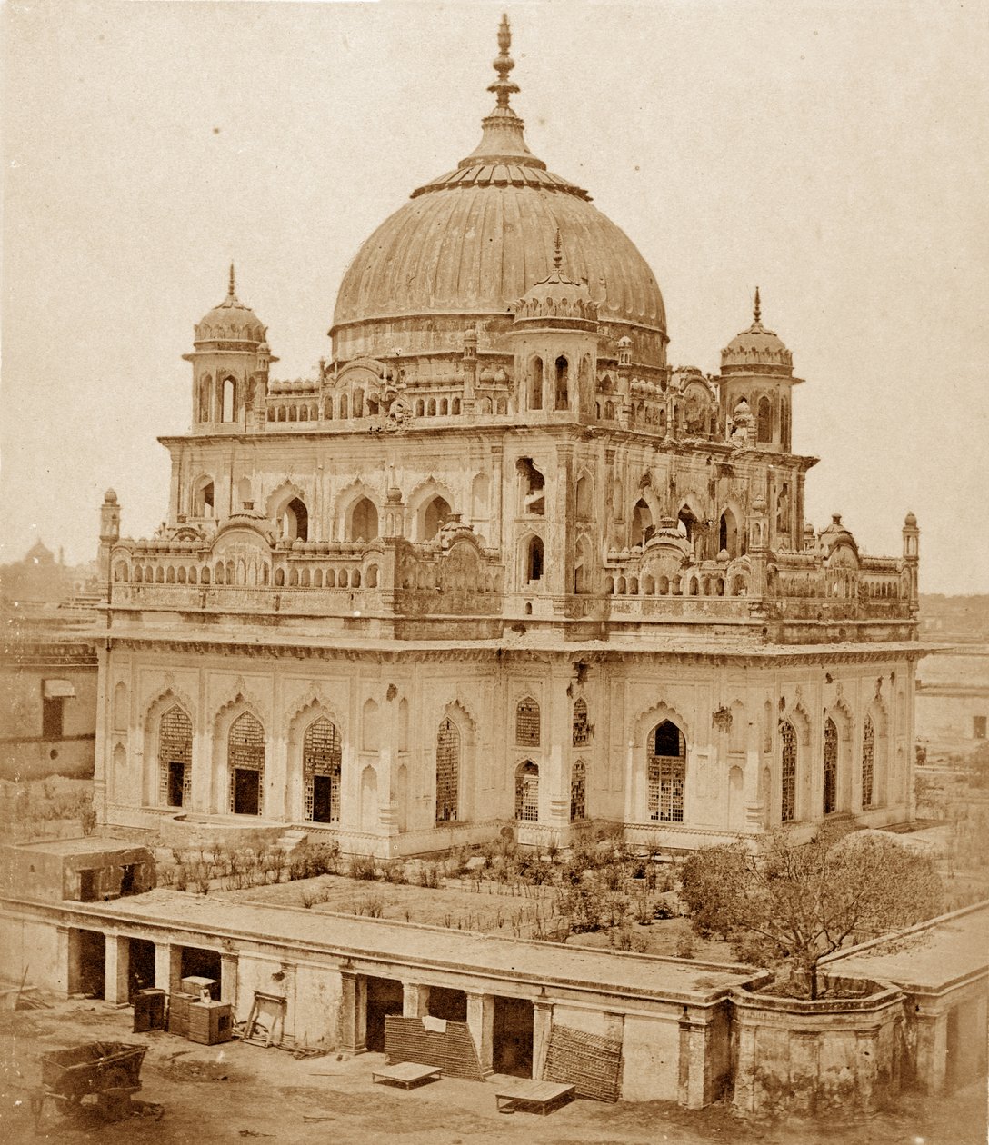 Het graf van Saadat Ali in het Kaiserbagh-paleis, Lucknow door Felice Beato