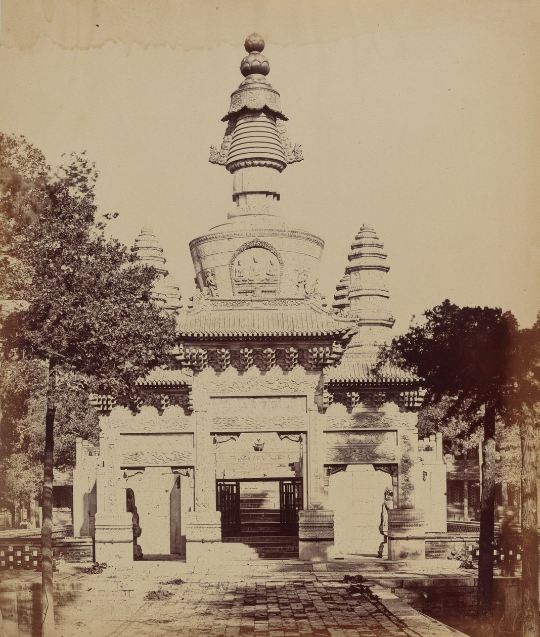 Thibetaans monument in de Lama Tempel, Pekin, oktober 1860,1860 (foto) door Felice (1825 c.1908) Beato